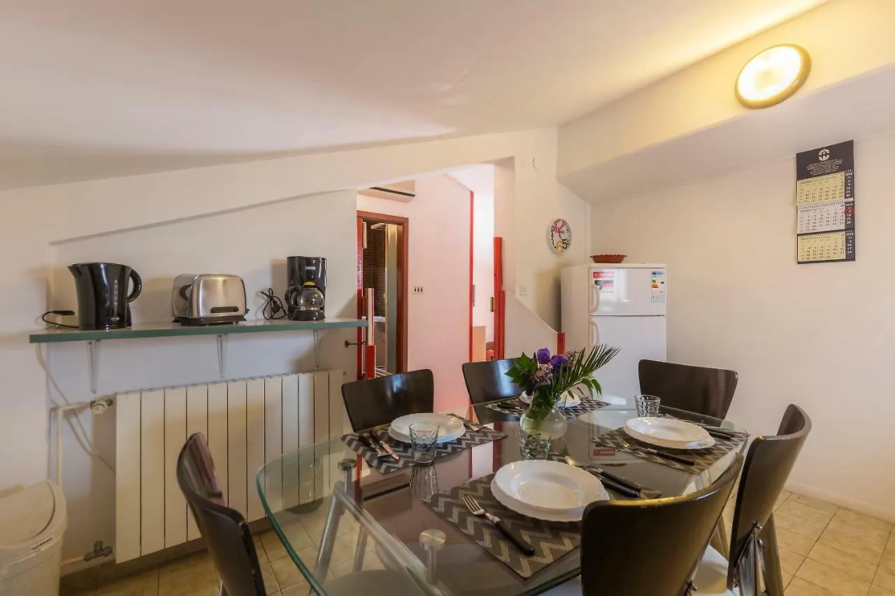 Apartments Vito Pula 0*,
